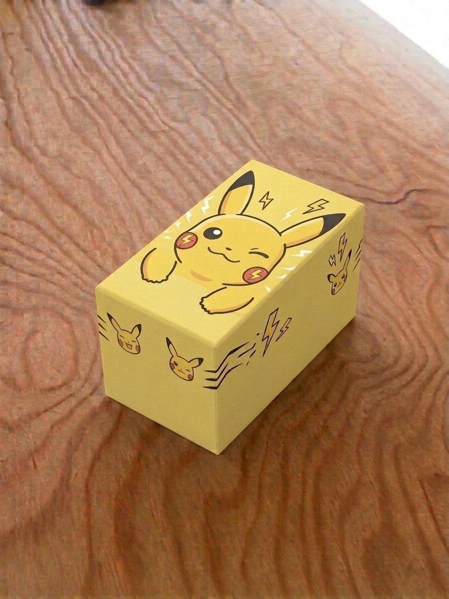 Pokémon Mystery Box 120+1 Großes Set: gelbe Pikachu-Geschenkbox mit 120 sortierten italienischen Pokémon-Karten, 1 seltenen Bonuskarte und 100 Atomic Schutzhüllen