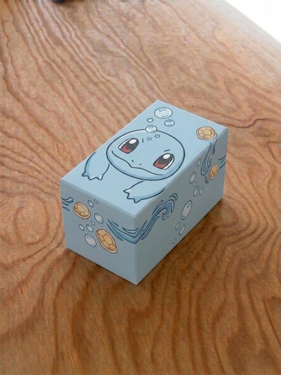 Pokémon Mystery Box 60+1 Exklusiv-Set: blaue Schiggy-Geschenkbox mit 60 italienischen Karten ohne Duplikate, 1 Ultra Rare Bonuskarte, Überraschungen und 100 Atomic Schutzhüllen